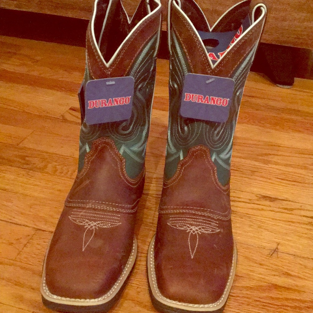 Woman’s Ultra lite Durango cowboy boots.
